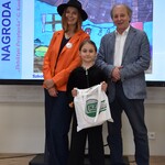 Nagrodzeni w konkursie i wręczający nagrody (1).JPG