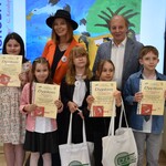 Nagrodzeni w konkursie i wręczający nagrody (6).JPG