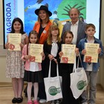 Nagrodzeni w konkursie i wręczający nagrody (7).JPG