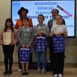 Wyróżnieni w konkursie i wręczający dyplomy (5).JPG