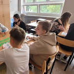 Uczniowie i nauczycielka podczas zajęć podsumowujących innowację (7).jpg