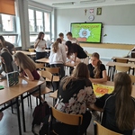 Uczniowie i nauczycielka podczas zajęć podsumowujących innowację (4).jpg