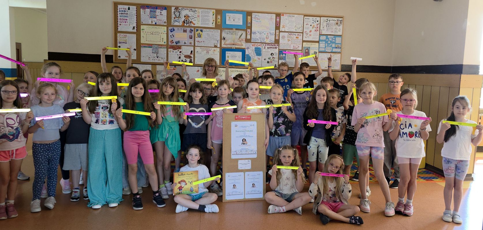 Rozczytane Podlaskie - zdjęcie z panią kierownik Filii nr 8 - klasy II a i II d.jpg