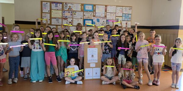Rozczytane Podlaskie - zdjęcie z panią kierownik Filii nr 8 - klasy II a i II d.jpg
