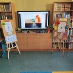 Rozczytane Podlaskie - pod monitorem gadżety reklamujące akcję (3).jpg