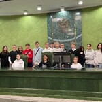 Uczniowie VIIIA i VIIID w sali rozpraw (1).jpg