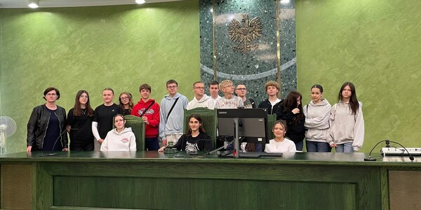 Uczniowie VIIIA i VIIID w sali rozpraw (1).jpg
