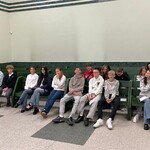 Uczniowie odgrywają role uczestników procesu sądowego.jpg