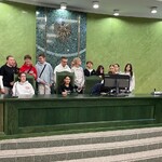 Uczniowie odgrywają role uczestników procesu sądowego (1).jpg