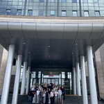 Uczniowie przed wejściem do budynku Sądu Rejonowego.jpg