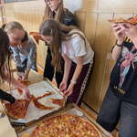 Członkowie grupy Abrakadabra z pizzą (2).jpeg