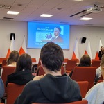 2. Uczniowie siedzą i oglądają prezentację.jpg