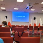 1. Uczniowie siedzą i słuchają wykładu.jpg