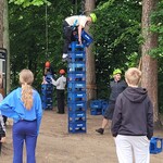 7. Uczeń układa wieżę ze skrzynek_ a dwoje uczniów obserwuje.jpg