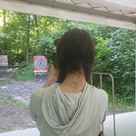 12. Uczennice strzelają na strzelnicy paintballowej.jpg