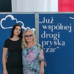 9 Zakończenie roku kl VIII solistka zespołu Gadu Gadu z opiekunką.jpg