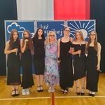 9a Zakończenie roku kl VIII dziewczęta z  zespołu Gadu Gadu z opiekunką.jpg