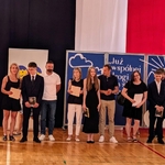 5 Zakończenie roku kl VIII - rodzice i uczniowie z listami gratulacyjnymi (1).jpg