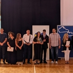 5 Zakończenie roku kl VIII - rodzice i uczniowie z listami gratulacyjnymi (2).jpg