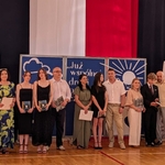 5 Zakończenie roku kl VIII - rodzice i uczniowie z listami gratulacyjnymi (3).jpg
