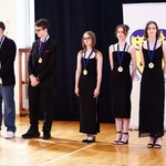 5 Zakończenie roku kl VIII - uczniowie z medalami za pilność.jpg