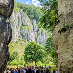 2 Uczniowie na wycieczce Jura Krakowsko-Częstochowska (4).jpg