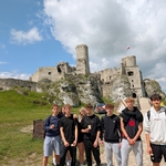 Uczniowie na wycieczce - przed Zamkiem w Ogrodzieńcu.jpg