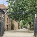 Brama do dawnego obozu nazistowskiego Auschwitz.jpg