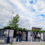 Wystawa na terenie dawnego obozu nazistowskiego Auschwitz.jpg