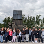 Uczniowie pod pomnikiem w muzeum dawnego obozu nazistowskiego Birkenau.jpg