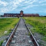 Tory do dawnego nazistowskiego obozu Birkenau.jpg