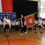 Ślubowanie klas I - wprowadzenie sztandaru.JPG