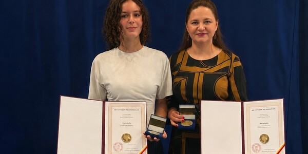 Laureatka medalu i jej mistrzymi_.jpg