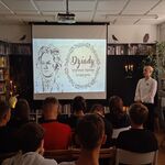 Narodowe Czytanie w Filii nr 8 KP - bibliotekarka omawia prezentację (4).jpg