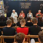 Narodowe Czytanie w Filii nr 8 KP - młodzież z SP 43 słucha fragmentów dramatu (3).jpg