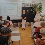 Narodowe Czytanie w Filii nr 8 KP - a bibliotekarki witają młodzież z SP 43.jpg
