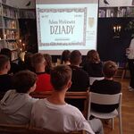 Narodowe Czytanie w Filii nr 8 KP - bibliotekarka omawia prezentację (3).jpg