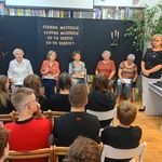 Narodowe Czytanie w Filii nr 8 KP - a bibliotekarka wita młodzież z SP 43.jpg