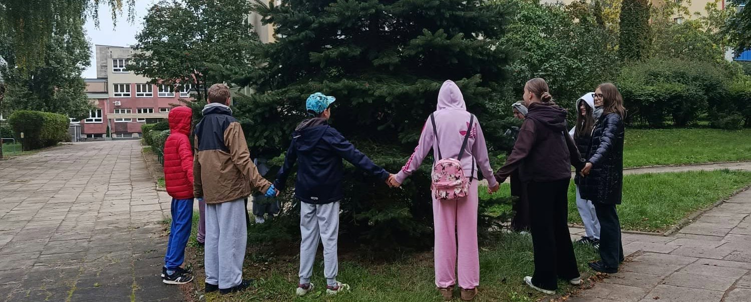 Dzieci stoją wokół drzewa.jpg