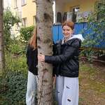 Dzieci przytulaja się do drzewa 5.jpg