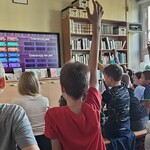 Uczniowie zgłaszają chęć wykonania ćwiczenia.jpg