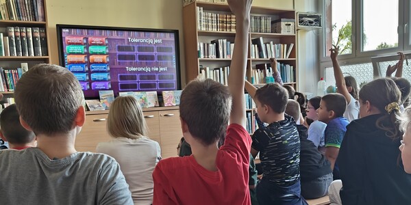 Uczniowie zgłaszają chęć wykonania ćwiczenia.jpg