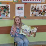 05 Pani Joanna Skarżyńska - bibliotekarka - czyta dzieciom książkę_.jpg