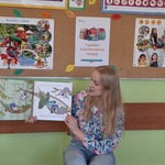 04 Pani Joanna Skarżyńska - bibliotekarka - czyta dzieciom książkę. (2).jpg