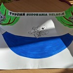 06 Na stole leży plakat do wykonania przez dzieci_.jpg