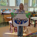 07 Pani Joanna Skarżyńska - bibliotekarka - trzyma wykonany przez dzieci plakat_.jpg