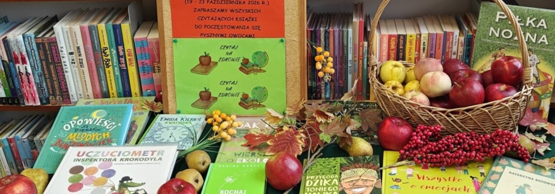 Wystawka z książkami i jabłkami (1).jpg