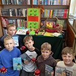 Dzieci z jabłkami i książkami (2).jpg