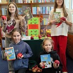 Dzieci z jabłkami i książkami (1).jpg