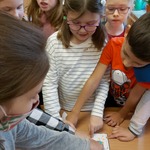 Dzieci odsłaniają karty z  symbolami zapowiadającymi przyszłe wydarzenia..jpg